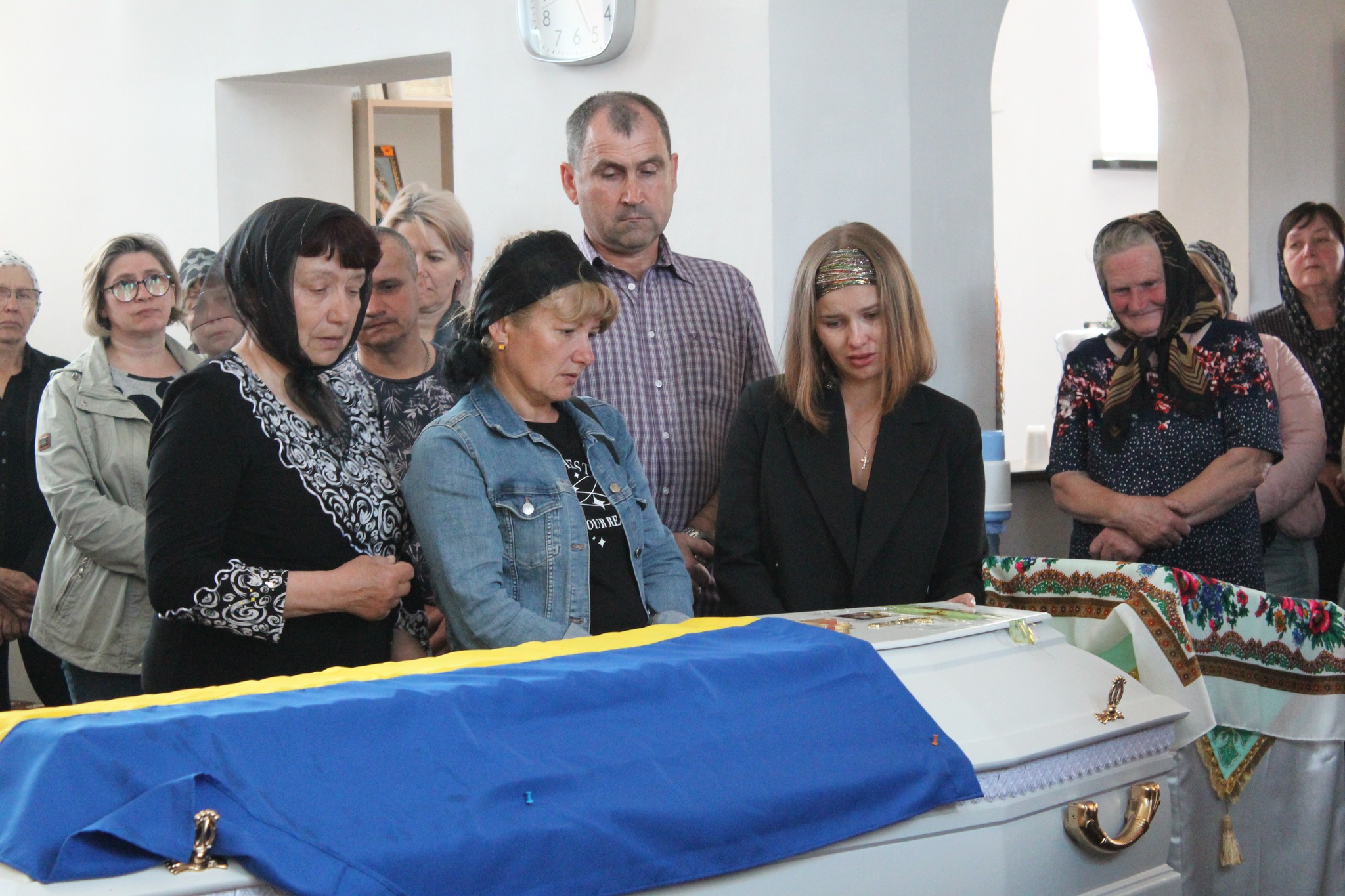 Весільний коровай, тужлива мелодія і море квітів: громада на Волині прощалася з Героєм Романом Карпюком