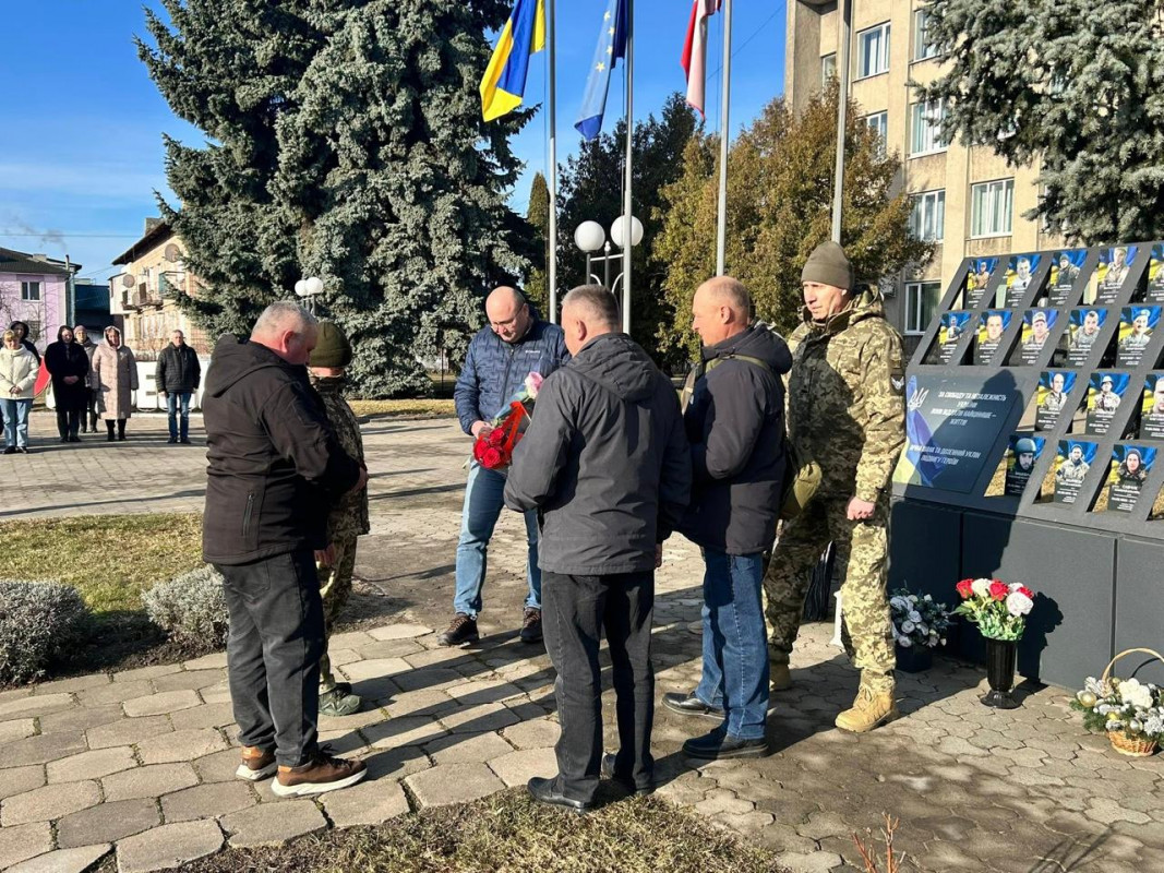 Витягував «трьохсотих», «двохсотих», ризикуючи собою: на Волині рідним загиблого 26-річного капітана вручили його орден