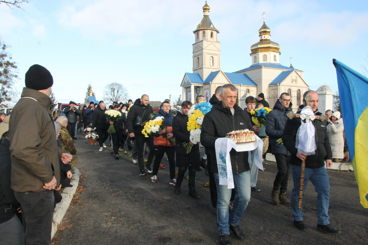 Йому навіки 25 років: на Волині всім селом прощалися з молодим Героєм Богданом Борисюком