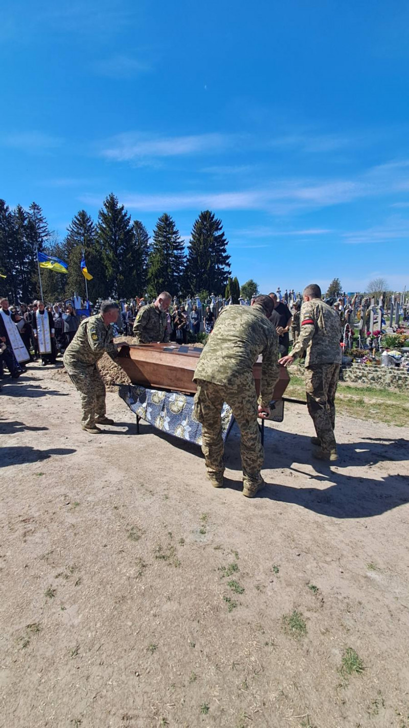 Понад 2 роки вважався зниклим безвісти: на Волині поховали Героя Володимира Кожевнікова