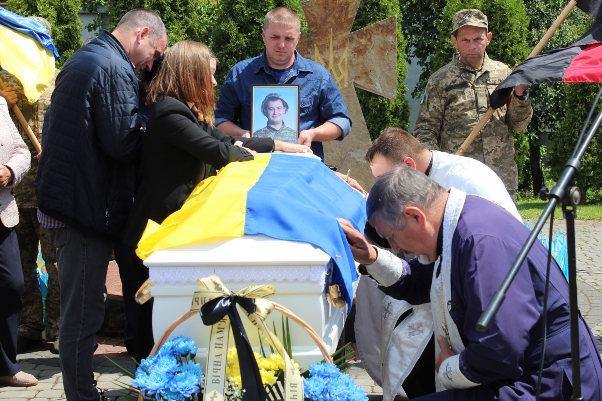 Весільний коровай, тужлива мелодія і море квітів: громада на Волині прощалася з Героєм Романом Карпюком