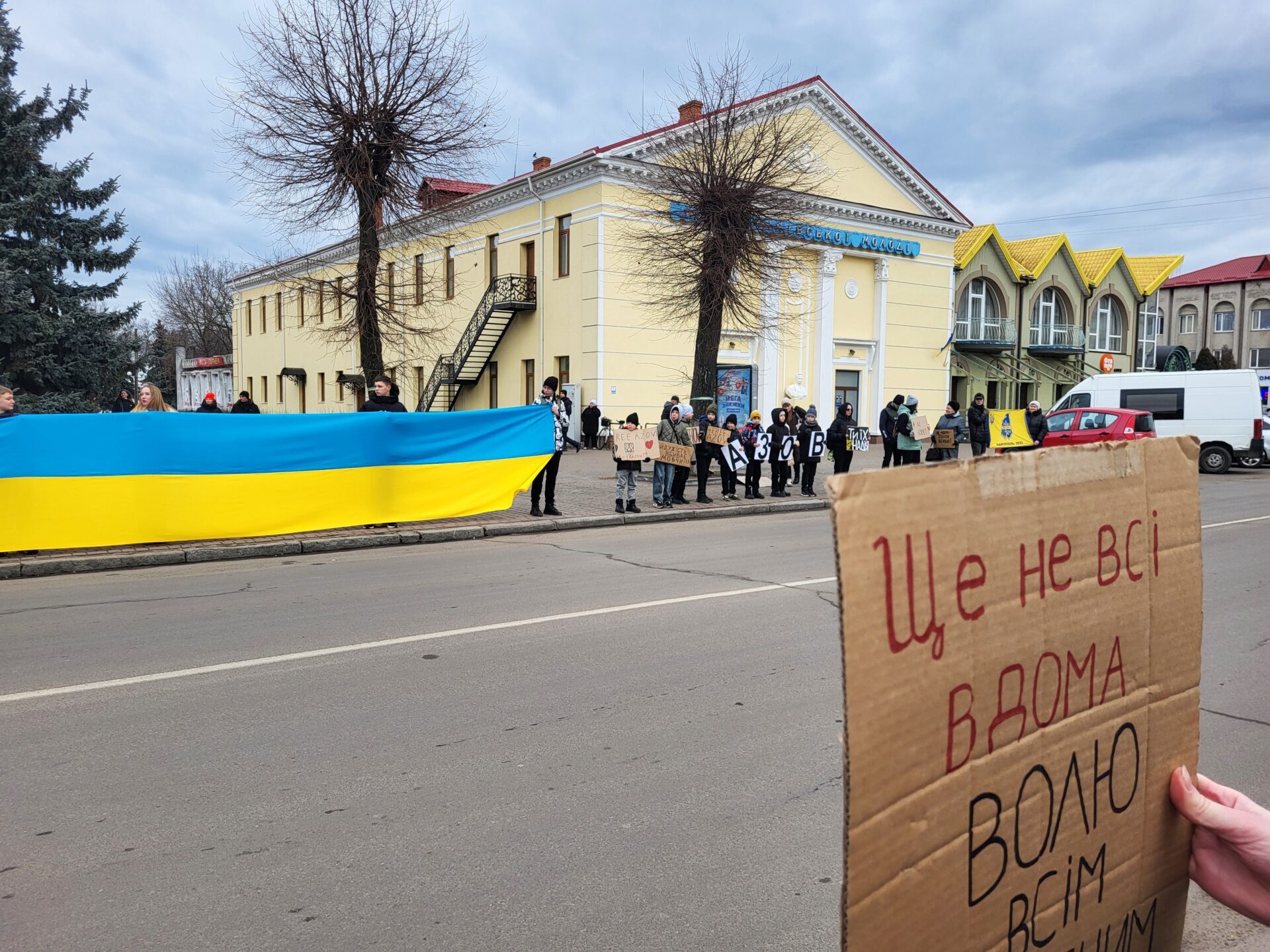 «Знайдіть та поверніть мені мого тата»: на Волині відбувся масштабний автопробіг на підтримку військовополонених