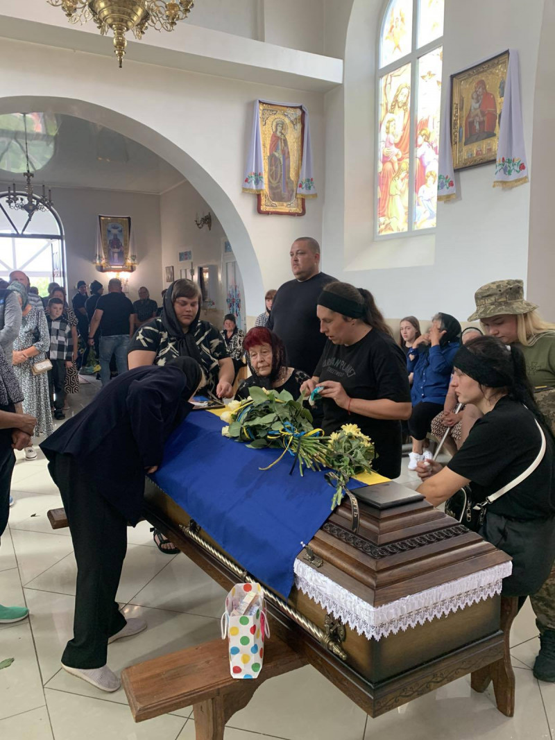 У Луцькому районі священник провів чин похорону загиблого воїна Івана Зелінського, якого менш ніж рік тому вінчав