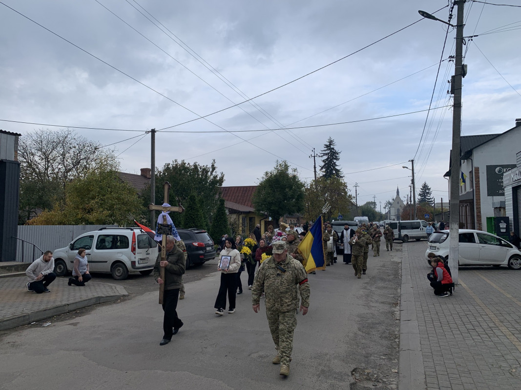 Загинув ще у серпні, а прощалися лише нині: на Волині в останню путь провели Героя Леоніда Бриндзія
