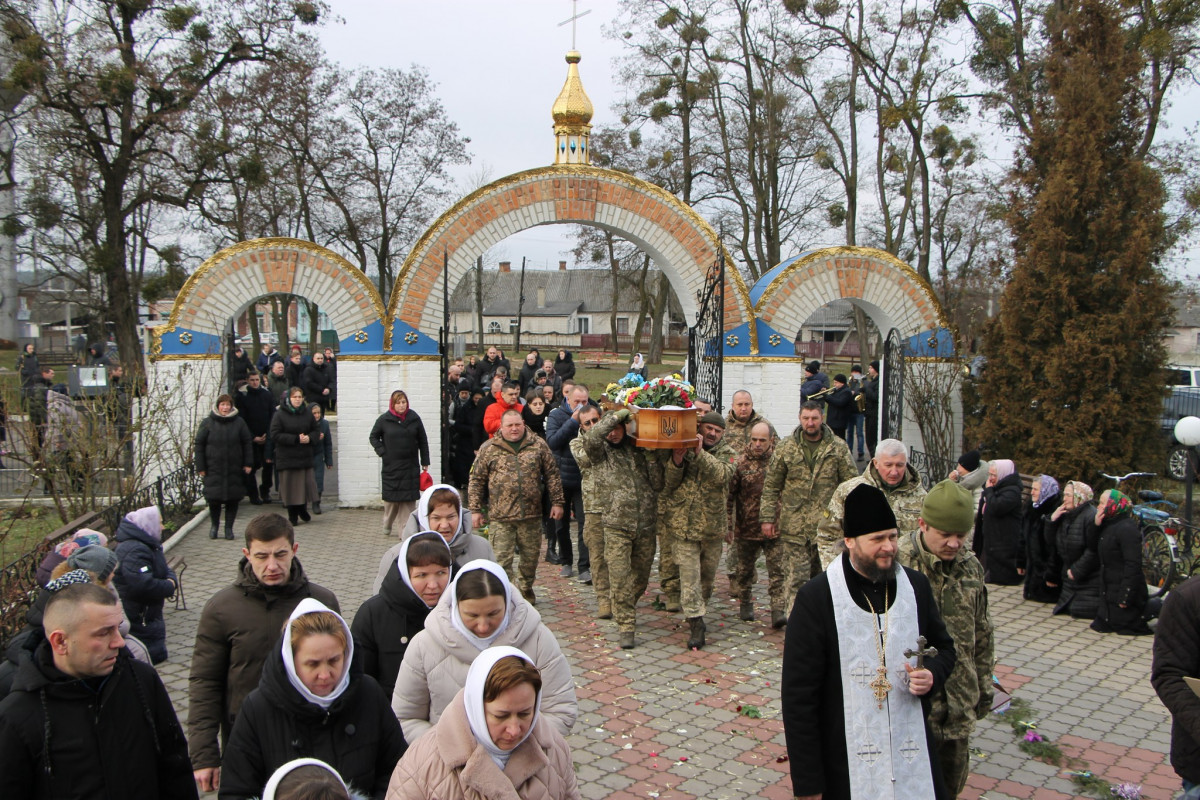 Йому навіки 25 років: на Волині всім селом прощалися з молодим Героєм Богданом Борисюком