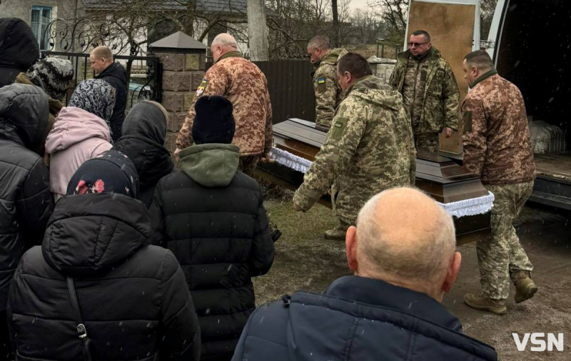 Осиротіли донечка і син: «на щиті» востаннє додому повернувся Герой з Волині Сергій Челяда