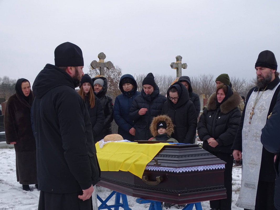 Повернувся додому «на щиті»: волиняни провели на вічний спочинок полеглого капітана Олександра Євтушка