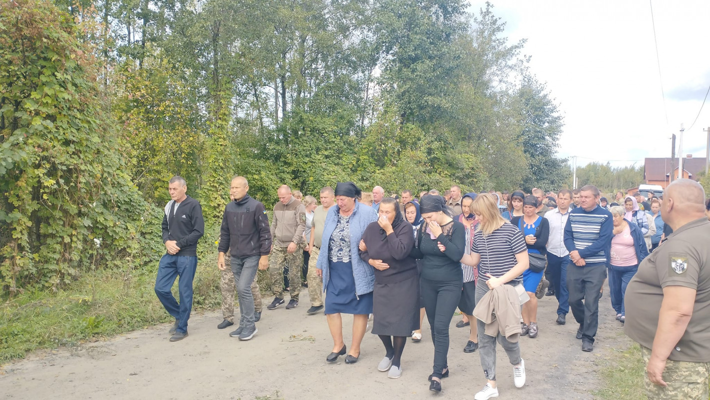 Чорний день у громаді: на Волині все село прийшло на поховання Героя Валерія Зубчика