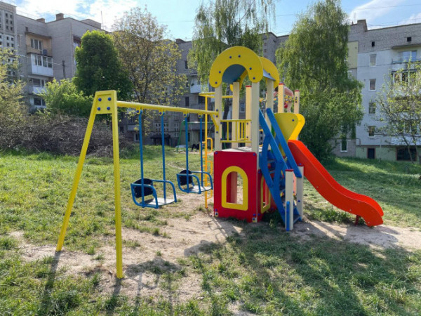 У Нововолинську розпочали встановлення нових дитячих майданчиків