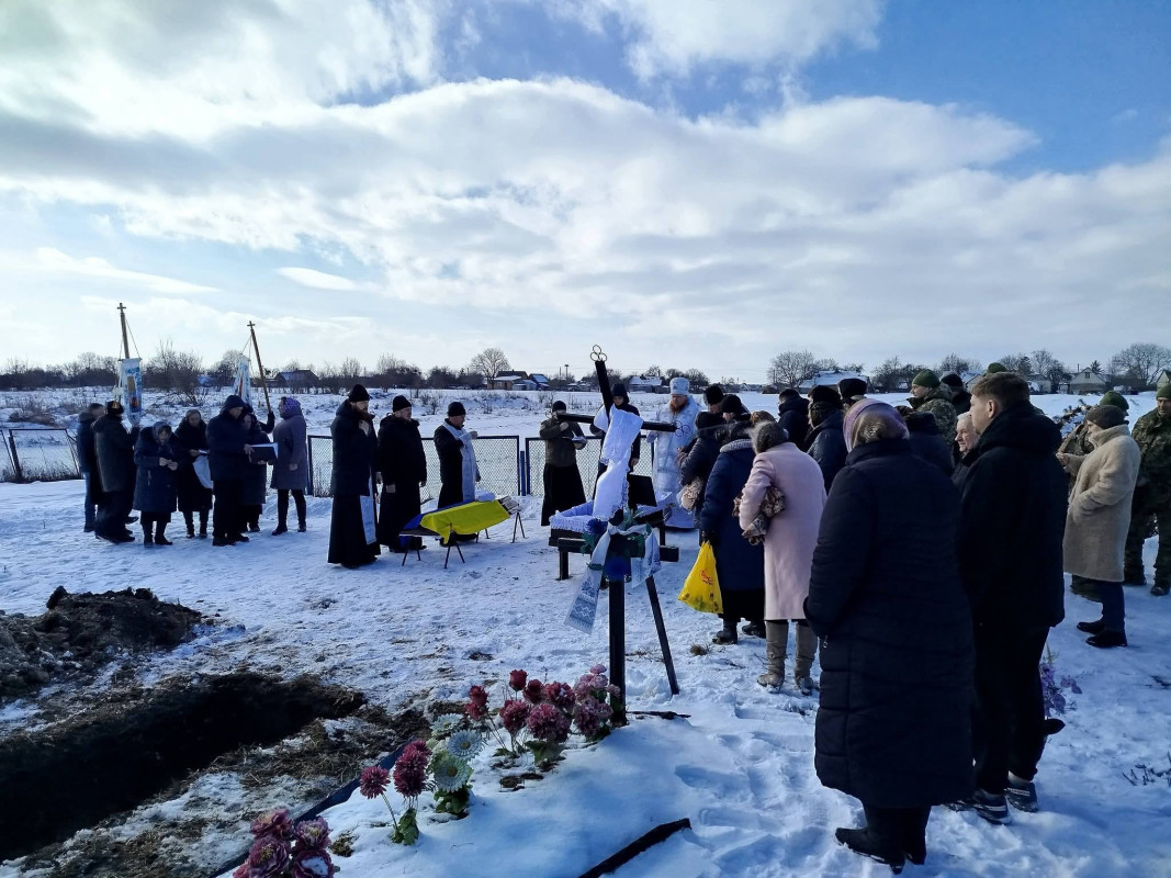 До останнього боровся за життя після важкого поранення: на Волині попрощалися із Героєм, батьком чотирьох синів Олегом Гринюком