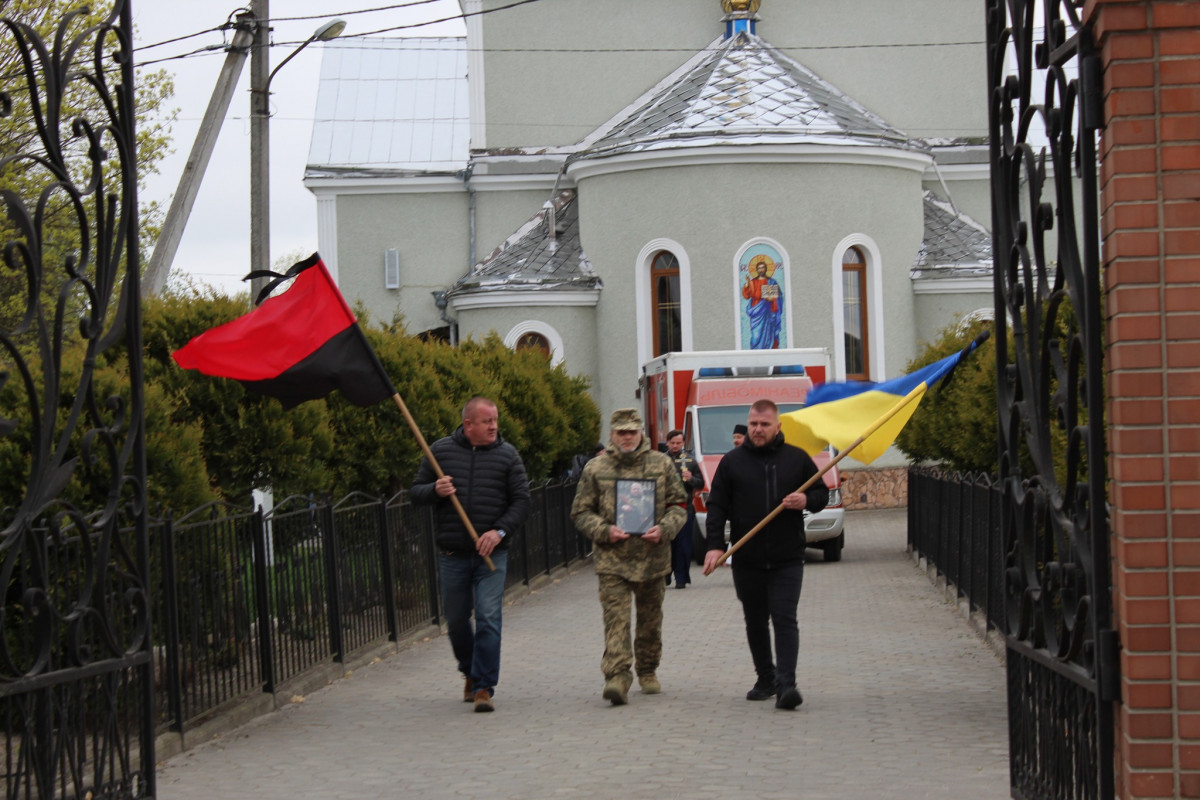 «Тепер тато захищатиме з небес»: волиняни попрощалася з 25-річним Антоном Хвостюком