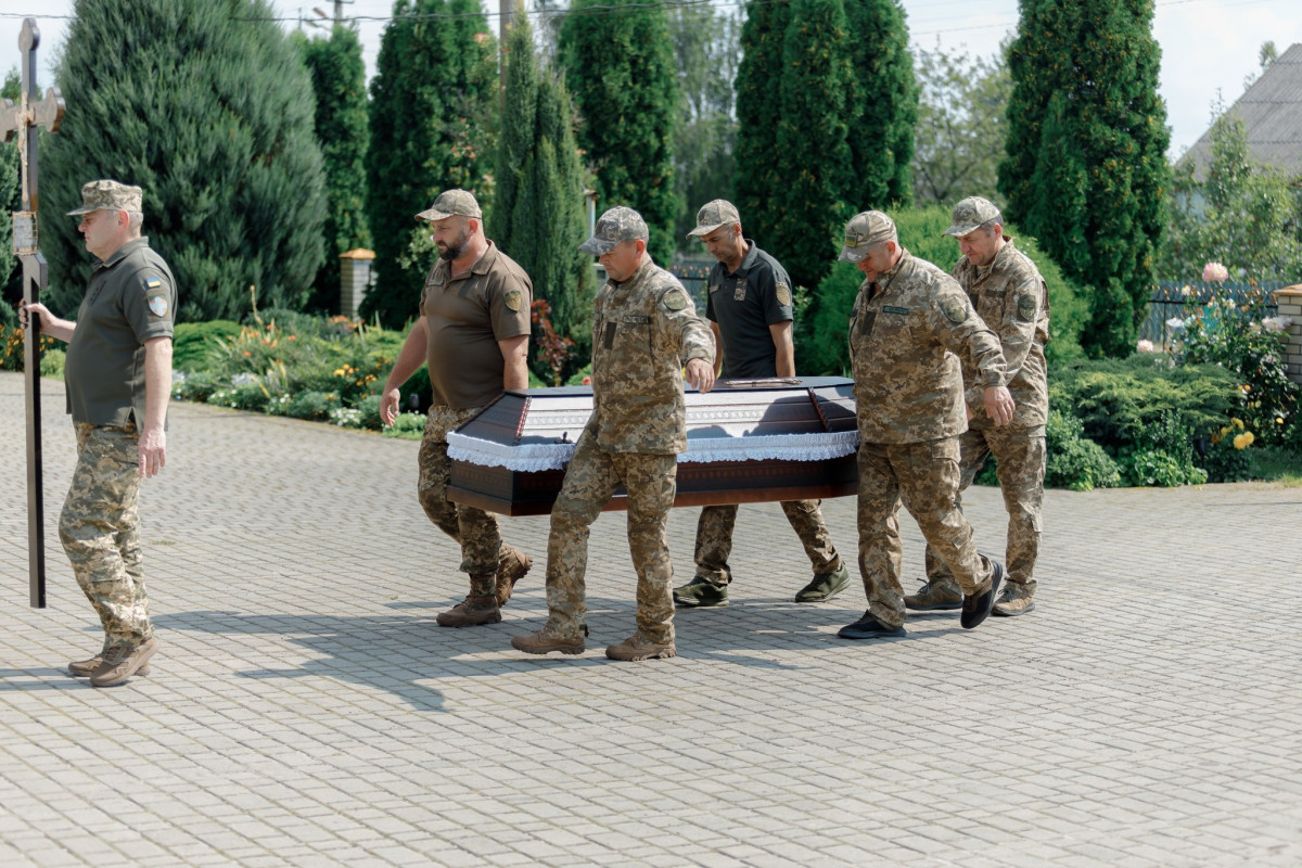 Кращі сини України йдуть у Небесне військо: на Волині в останню дорогу провели загиблого воїна Анатолія Захарчука