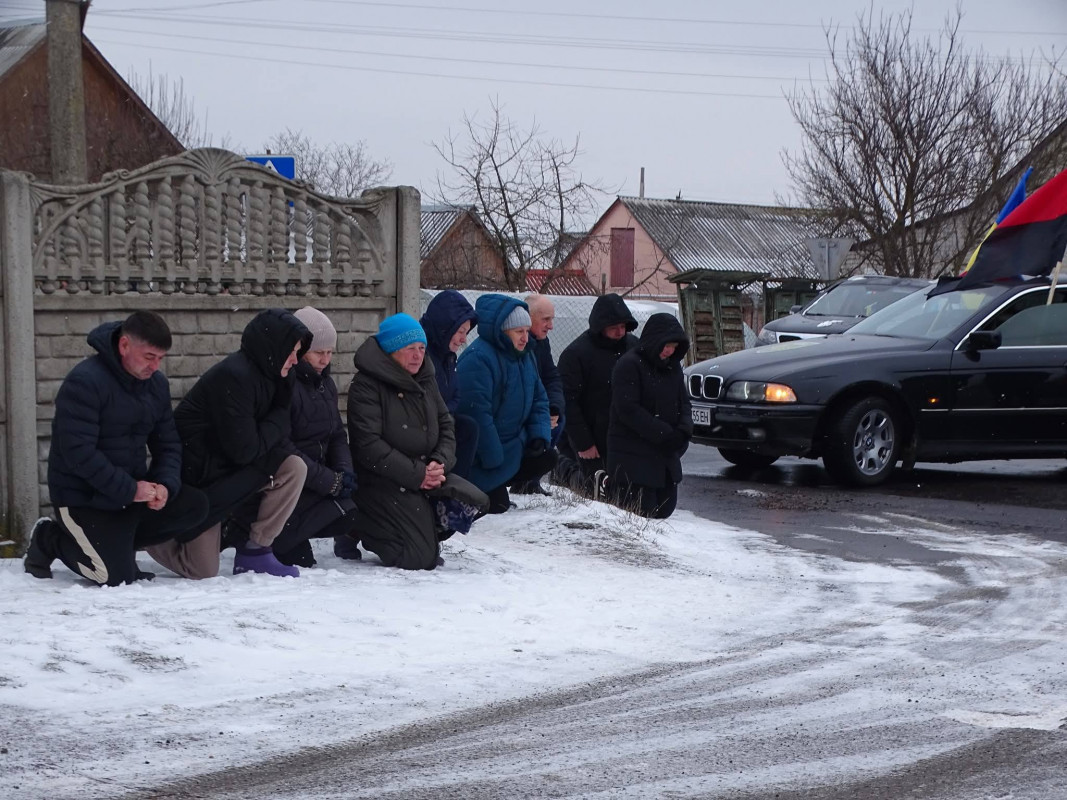 Повернувся додому «на щиті»: волиняни провели на вічний спочинок полеглого капітана Олександра Євтушка