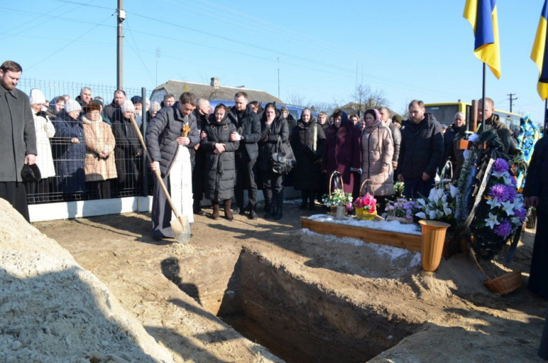 Зі сльозами на очах молилися за спокій його душі: на Волині в останню дорогу провели Героя Андрія Пронцевича