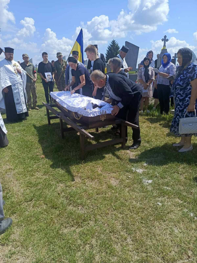 Життя Героя трагічно обірвалося у Курській області: на Волині в останню дорогу провели Віктора Кревського