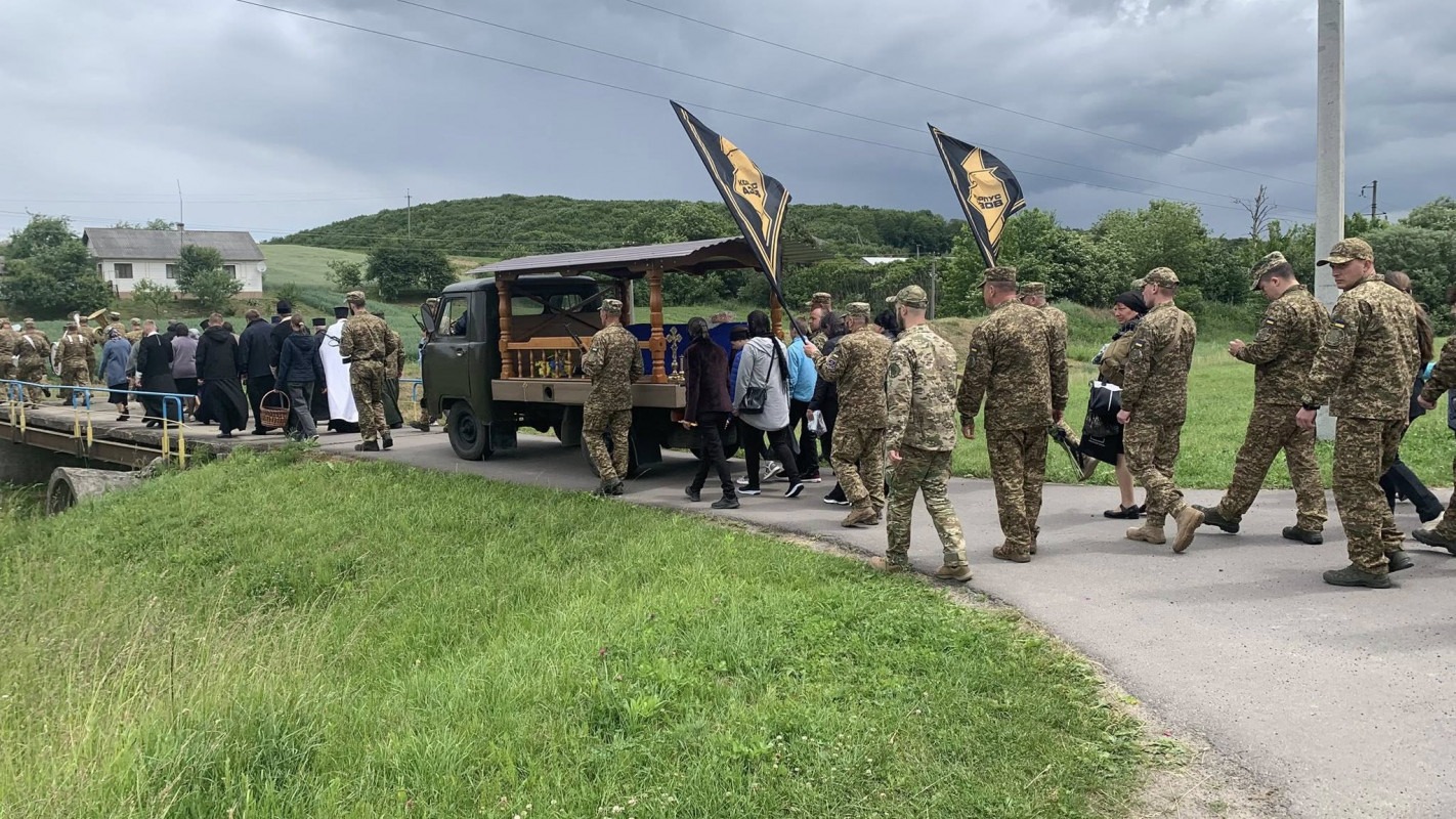 Віддав життя за Україну: на Волині провели в останню дорогу воїна Юрія Ростанюка