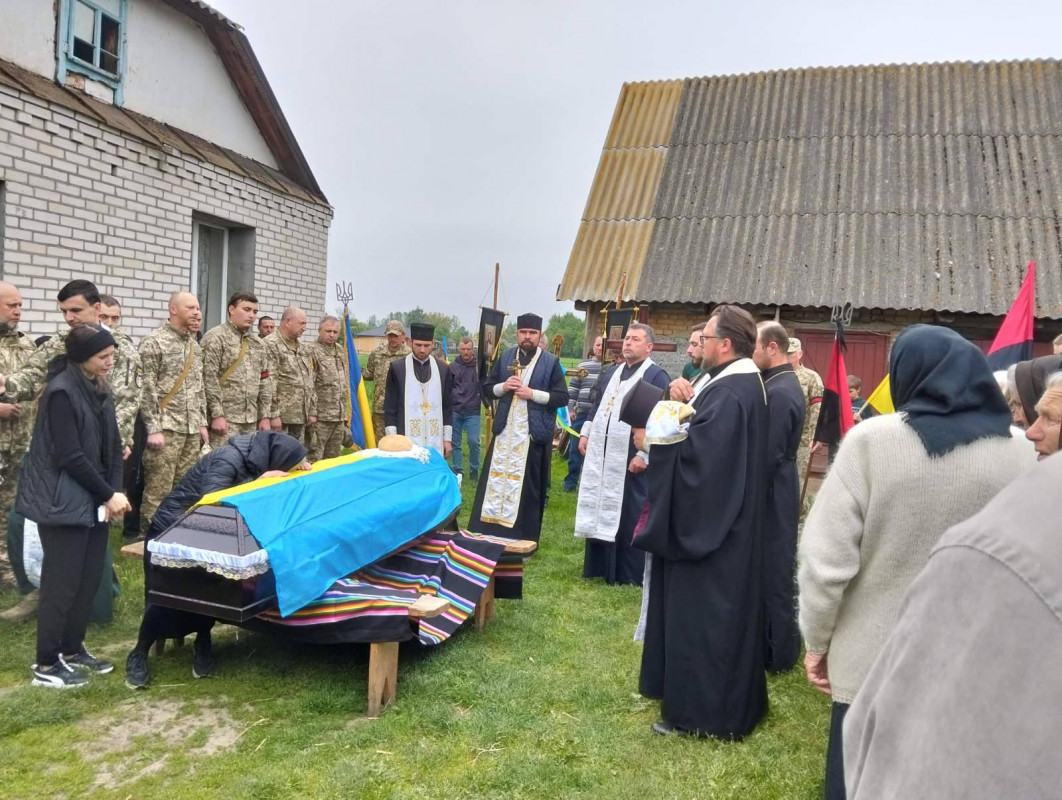 Жорстока війна залишила батьків без сина: у Луцькому районі провели в останню путь 26-річного Героя Романа Климчука