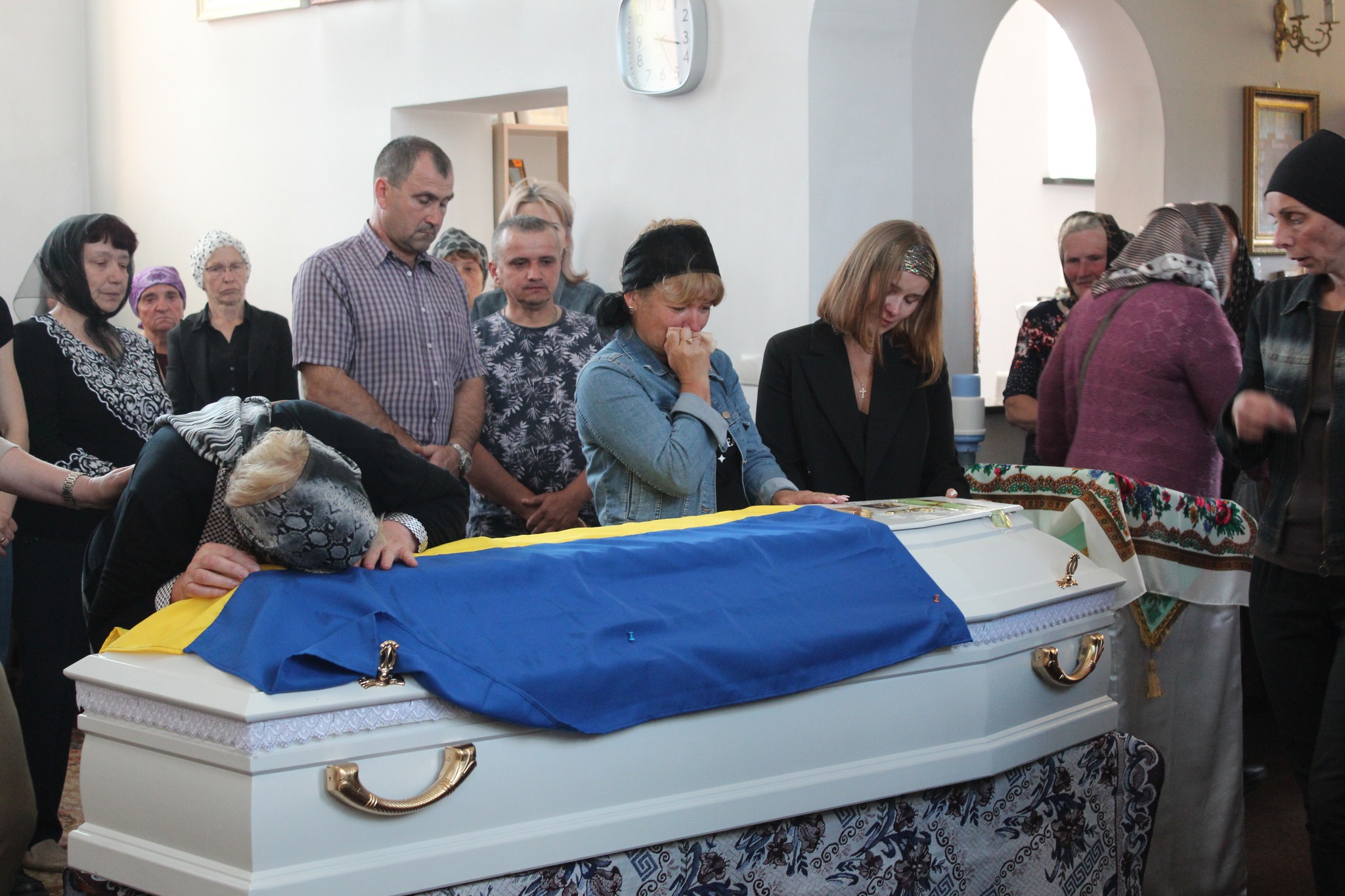 Весільний коровай, тужлива мелодія і море квітів: громада на Волині прощалася з Героєм Романом Карпюком