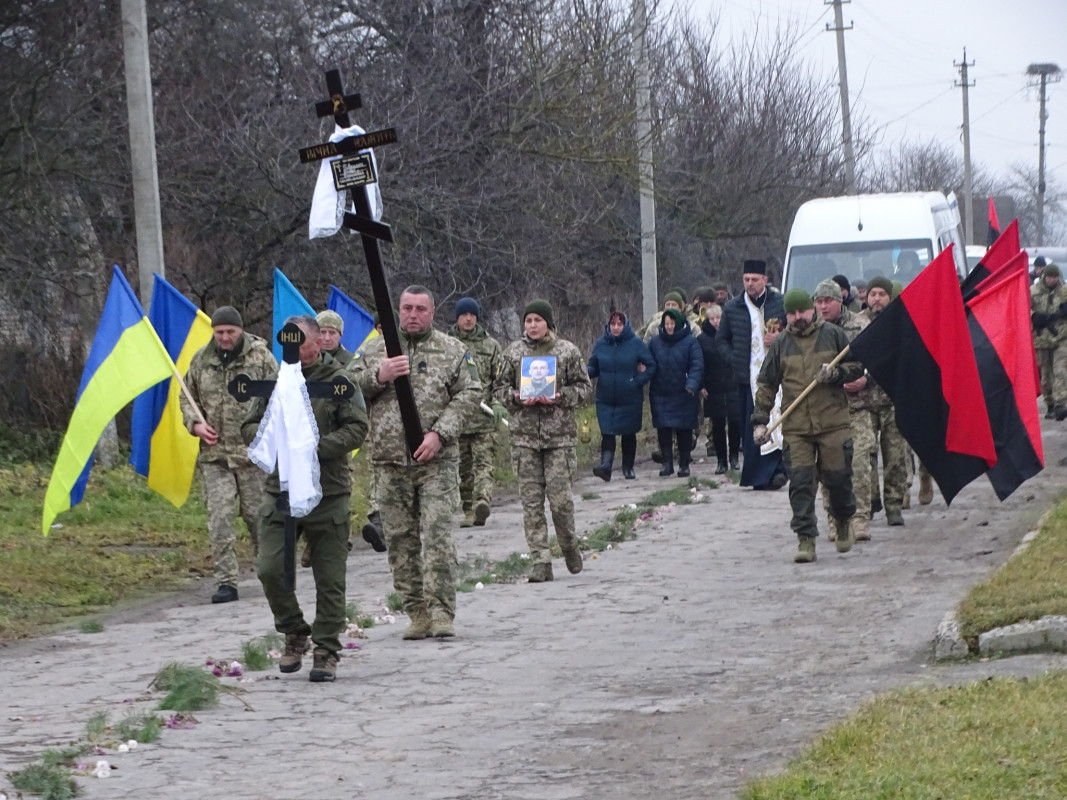 Життя воїна обірвалося на пів слові... Йому назавжди 39: на Волині в останню дорогу провели Героя Дениса Гаврилюка