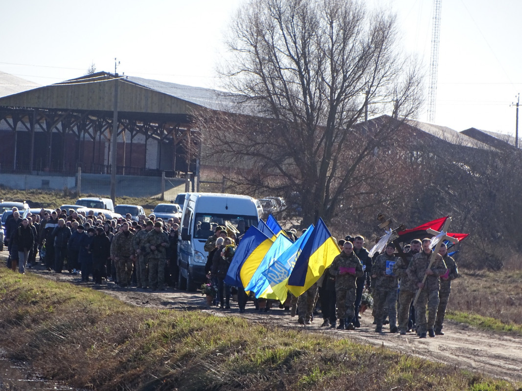 Двічі був поранений, проте після лікування знову ставав у стрій: на Волині в останню дорогу провели Героя Сергія Савчука