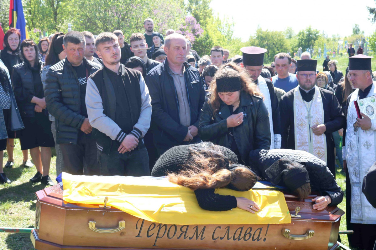 Безстрашно вибивав окупантів з української землі: на Волині поховали молодого Героя Романа Возняка
