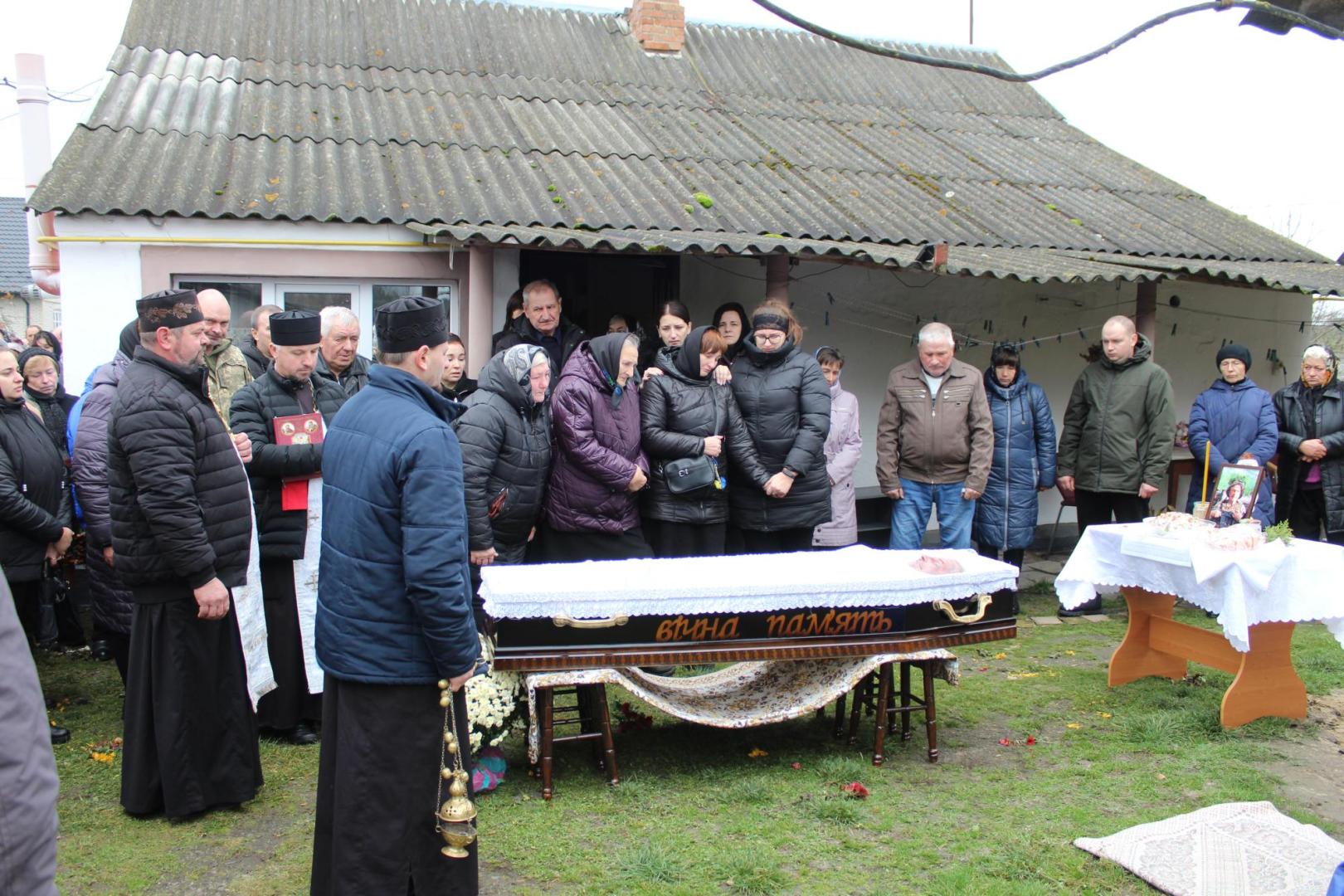 Завтра йому мало виповнитися 55 років: на Волині попрощалися із захисником Василем Савичем