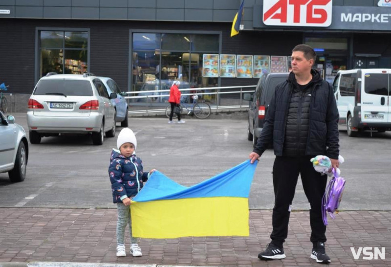 Життя зупинилося на хвилину: у прикордонному місті на Волині вшанували тих, хто загинув від війни