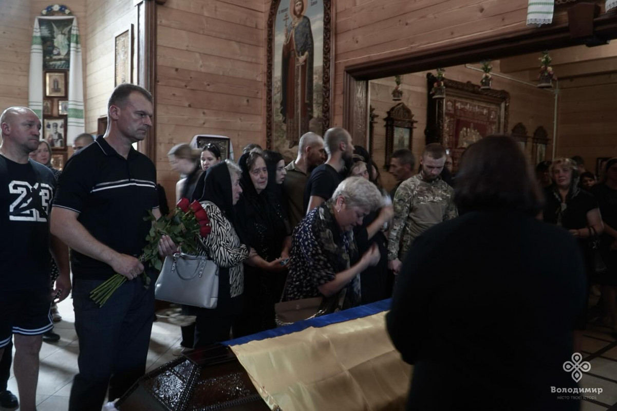 Троє синів, два з яких також мужньо захищають Україну, втратили батька: на Волині попрощалися з Героєм Юрієм Пелехом