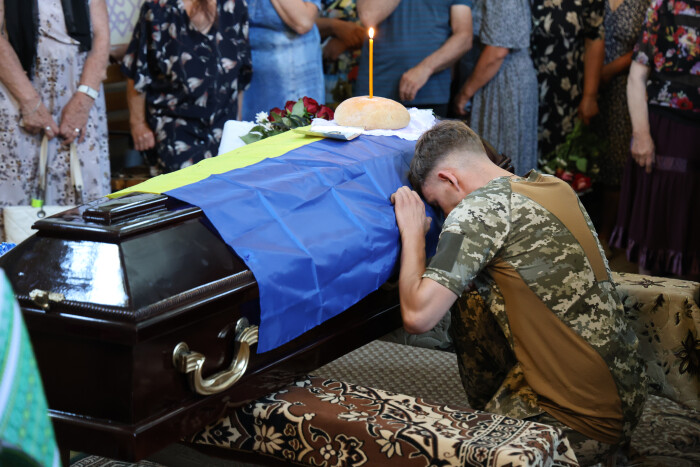 Замість зустрічі — останнє прощання: у Луцькій громаді син із фронту приїхав на похорон батька, який загинув на війні