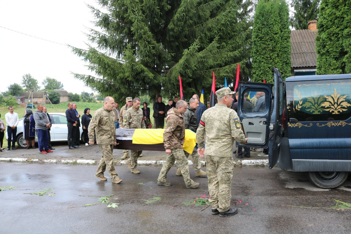 Понад півтора року вважався зниклим безвісти: на Волині поховали Героя Юрію Лозу