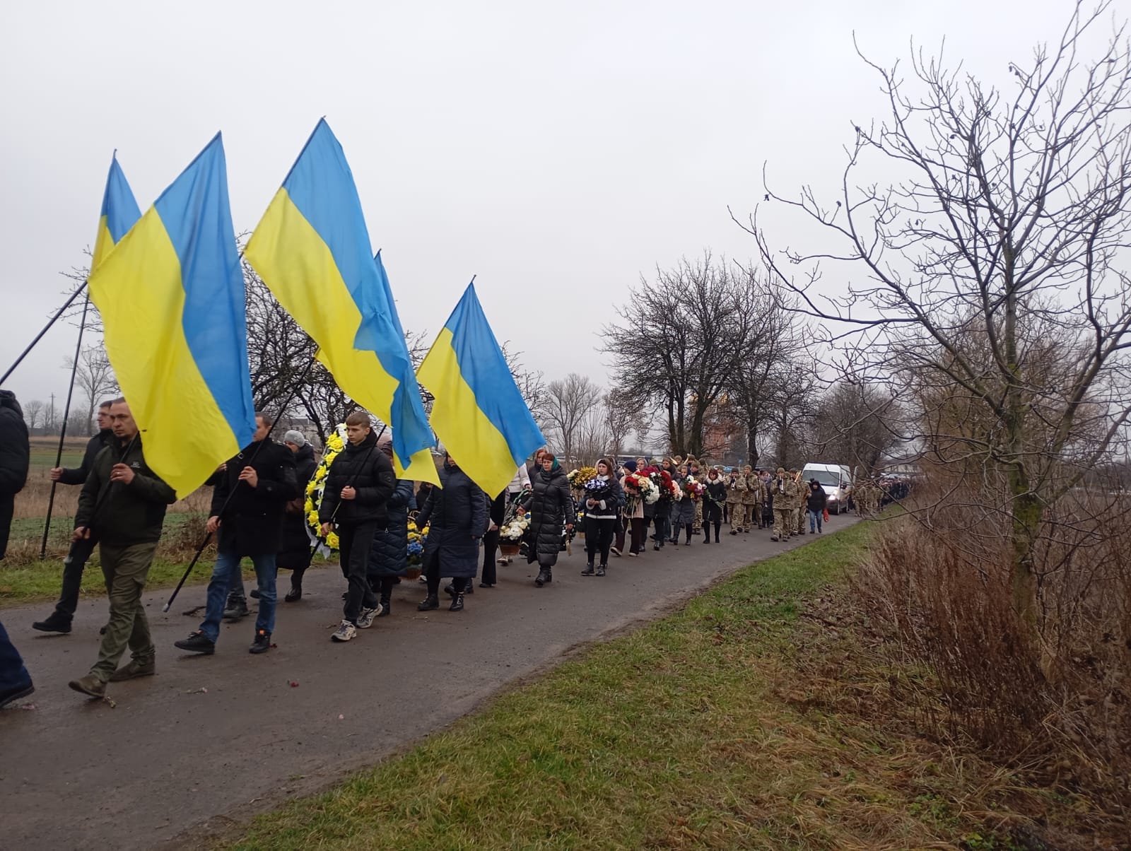 Без батька залишилося троє дітей: волиняни провели в останню дорогу Героя Тараса Парфенюка