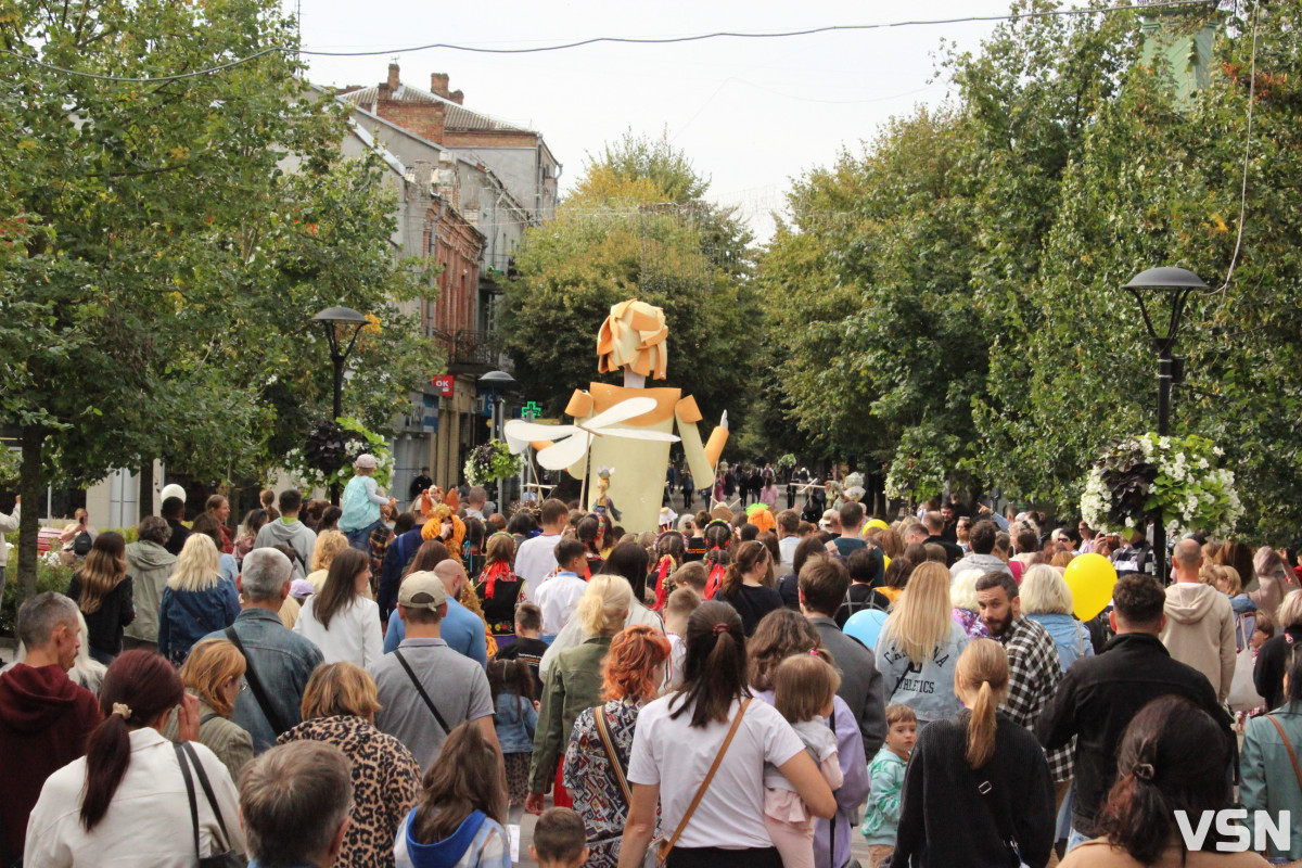 «Півстоліття творимо дива»: у Луцьку відбулася театральна хода. Фоторепортаж