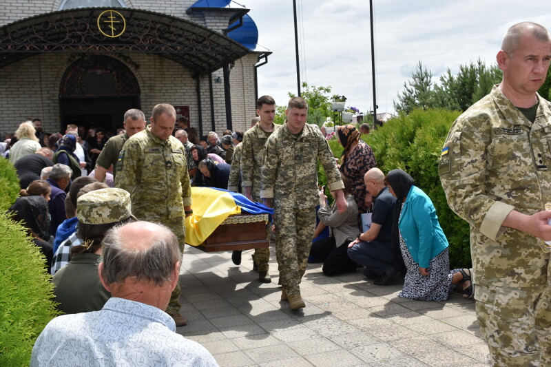 Навіки 42: у Луцькій громаді попрощалися з Героєм Віталієм Півчуком