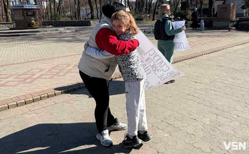 «Обійми, якщо не байдуже»:  як у місті на Волині підтримували військових та їхніх рідних