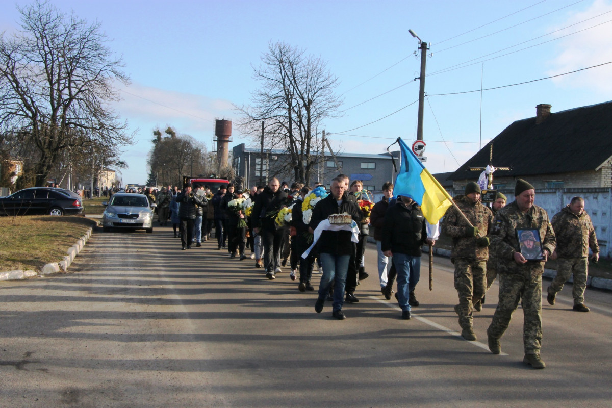 Йому навіки 25 років: на Волині всім селом прощалися з молодим Героєм Богданом Борисюком