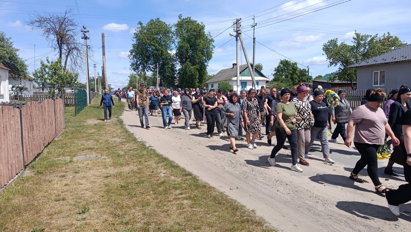 Без батька залишилися троє донечок: волиняни попрощалися із загиблим Героєм Андрієм Григолою