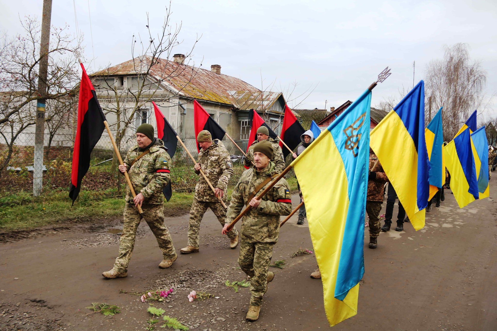 Понад рік вважався безвісти зниклим: у Луцькому районі поховали Героя Василя Цвілюка