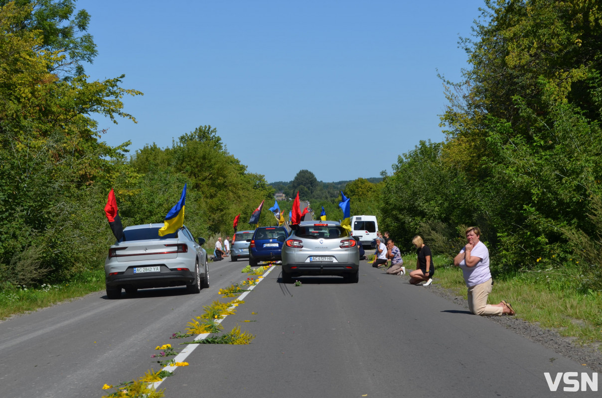 Сотні людей, прапори та квіти: востаннє додому повернувся Герой з Волині Степан Павлович