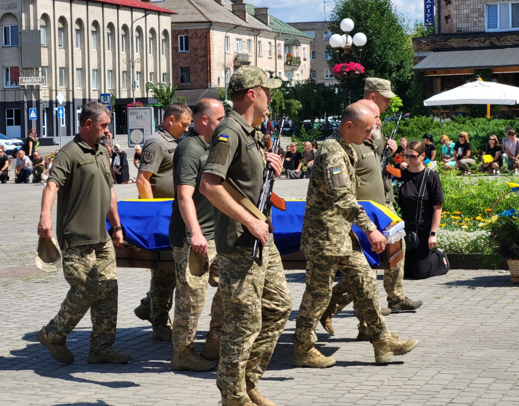 Син і донька втратили батька: на Волині попрощались з Героєм Дмитром Лисюком