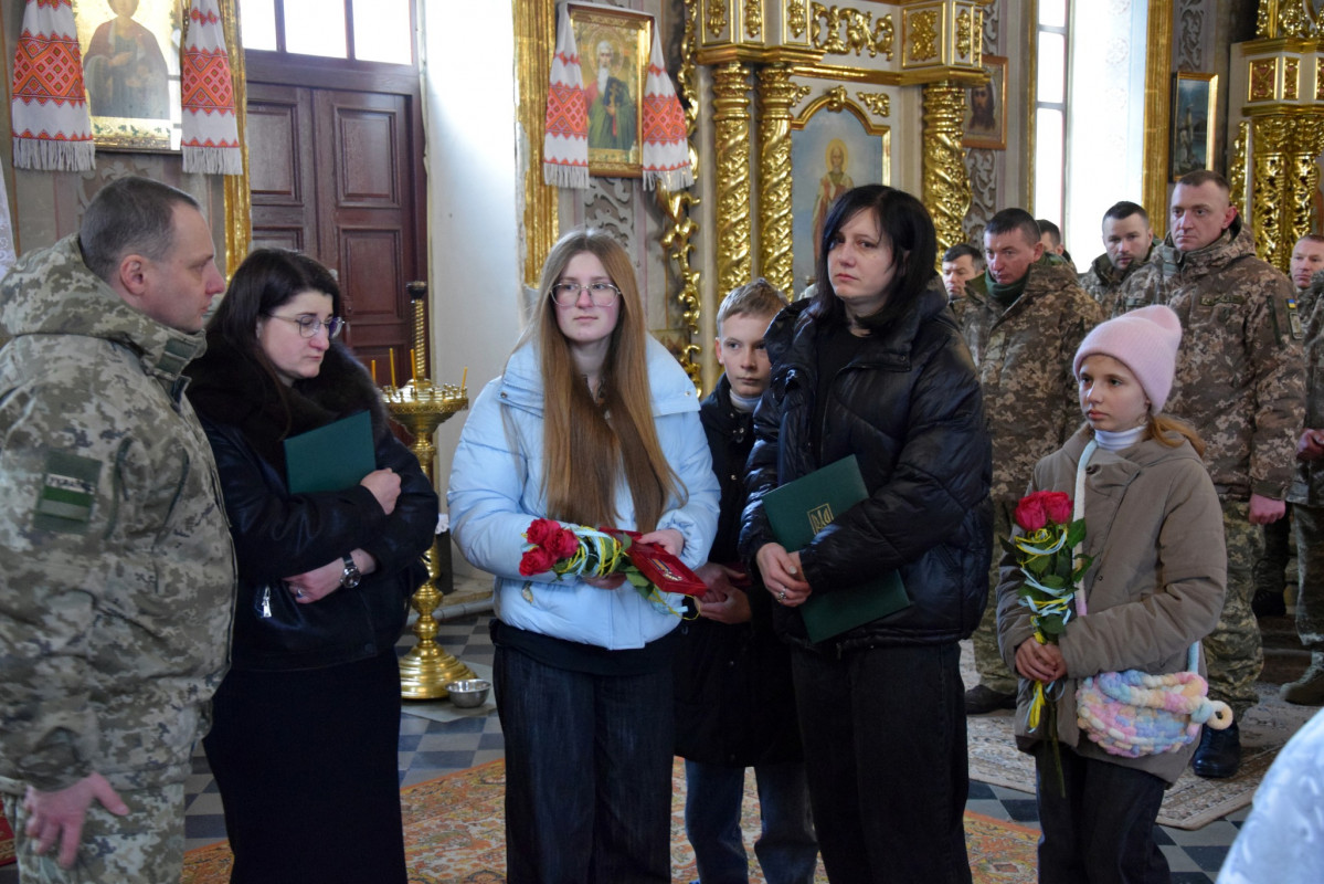 У Луцьку родинам загиблих прикордонників вручили їхні посмертні нагороди