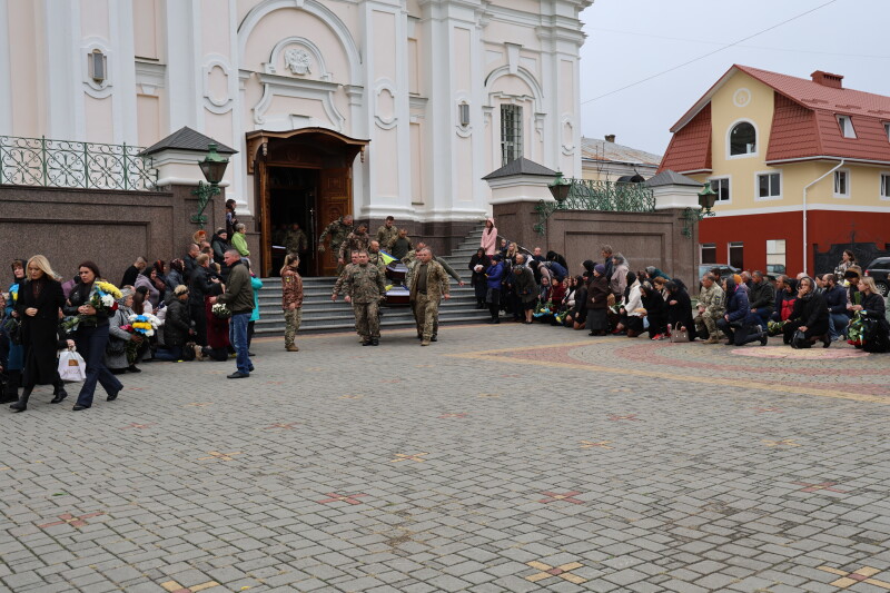 Три прощання в один день: у Луцьку провели в останню дорогу полеглих Героїв