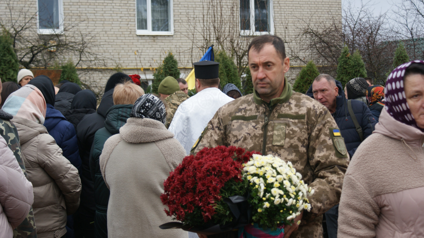 «Встелили всі села квітами, а хлопчика мого немає…»: у громаді на Волині провели в останню дорогу Героя Миколу Загоровця