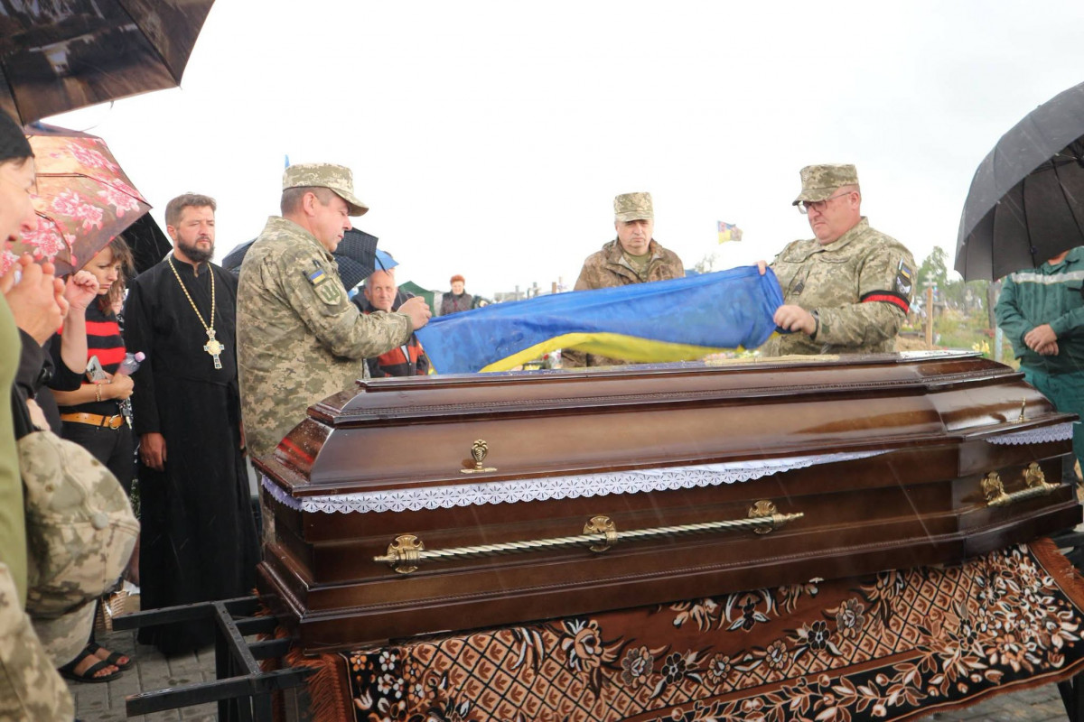 На колінах і зі сльозами: поблизу Луцька в останню путь провели 47-річного Героя Івана Мельника