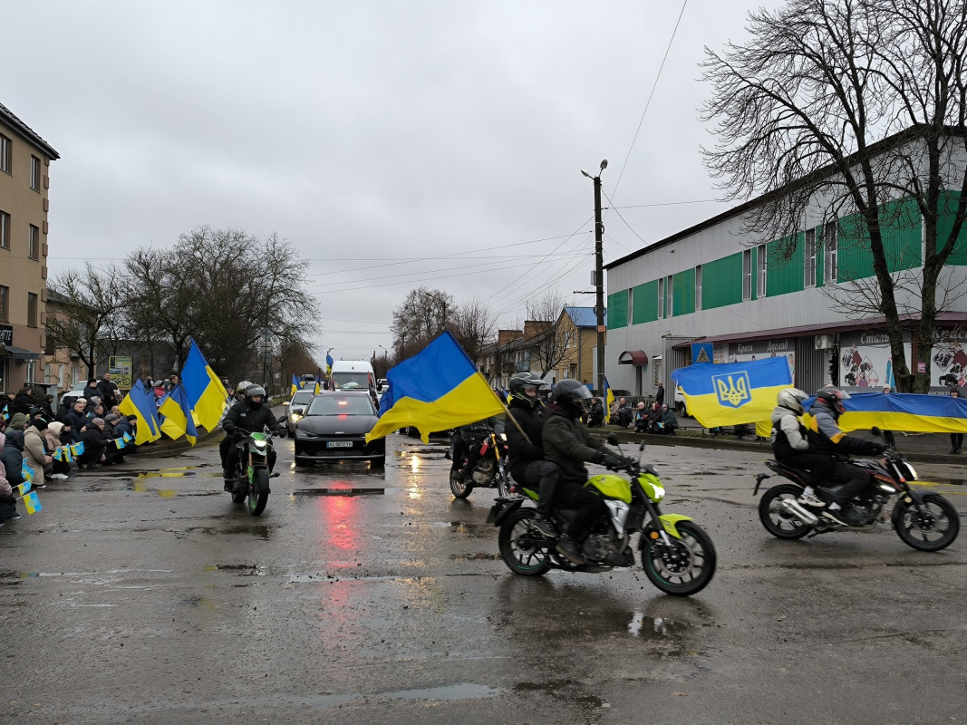 «Плакало навіть небо»: на рідну Волинь назавжди повернувся Герой Василь Солодуха