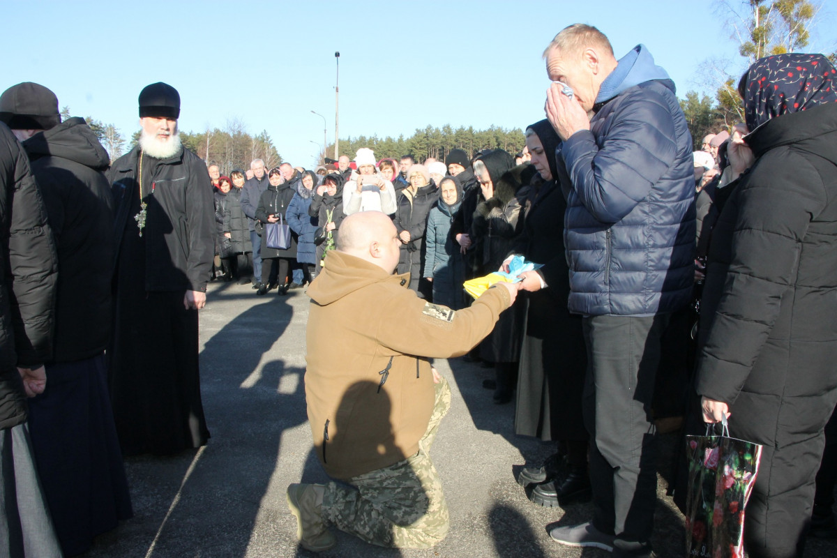 Йому навіки 25 років: на Волині всім селом прощалися з молодим Героєм Богданом Борисюком