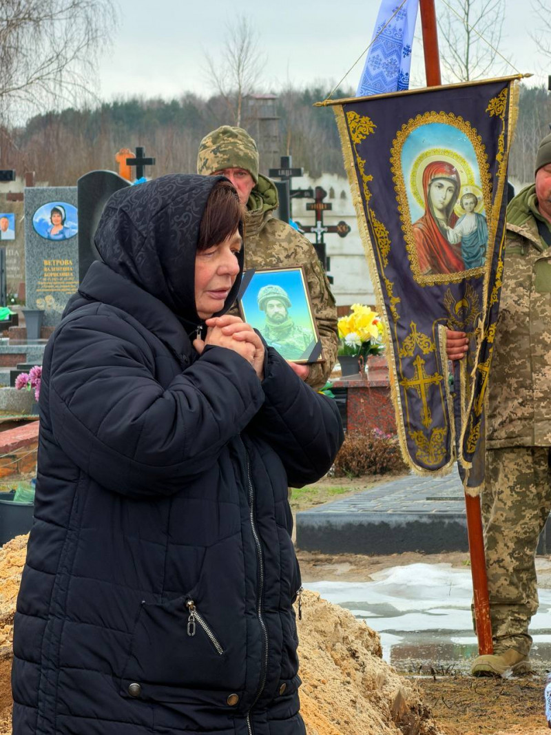 Наприкінці осені мобілізували, а 8 лютого зв’язок з ним обірвався: на Волині провели в останню путь захисника Івана Савлука