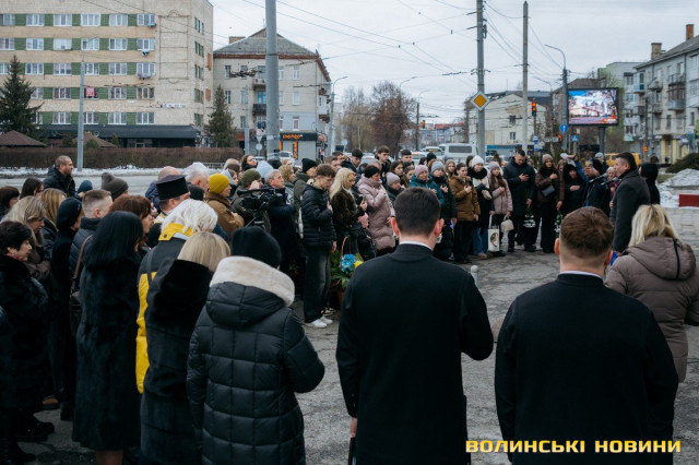 «Він ніколи не думав про себе й не скаржився»: у Луцьку відкрили меморіальну дошку на честь бойового медика Романа Ткача