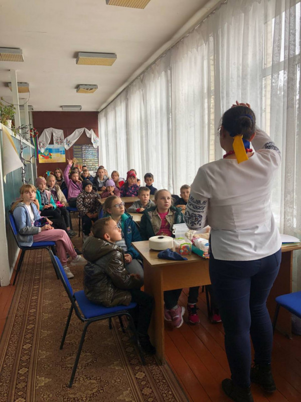 У громаді на Волині діти зробили для воїнів янголів-оберегів