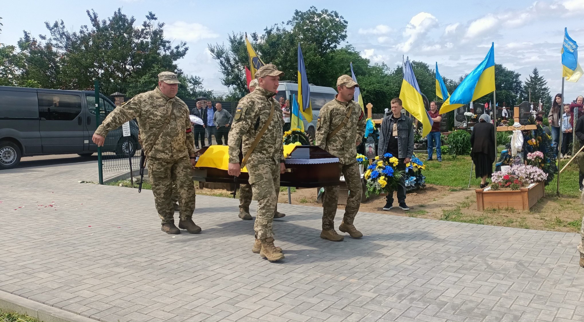 Молоде життя обірвала жорстока війна у віці 28 років: у Луцькому районі попрощалися з Героєм Артемом Мулявкою