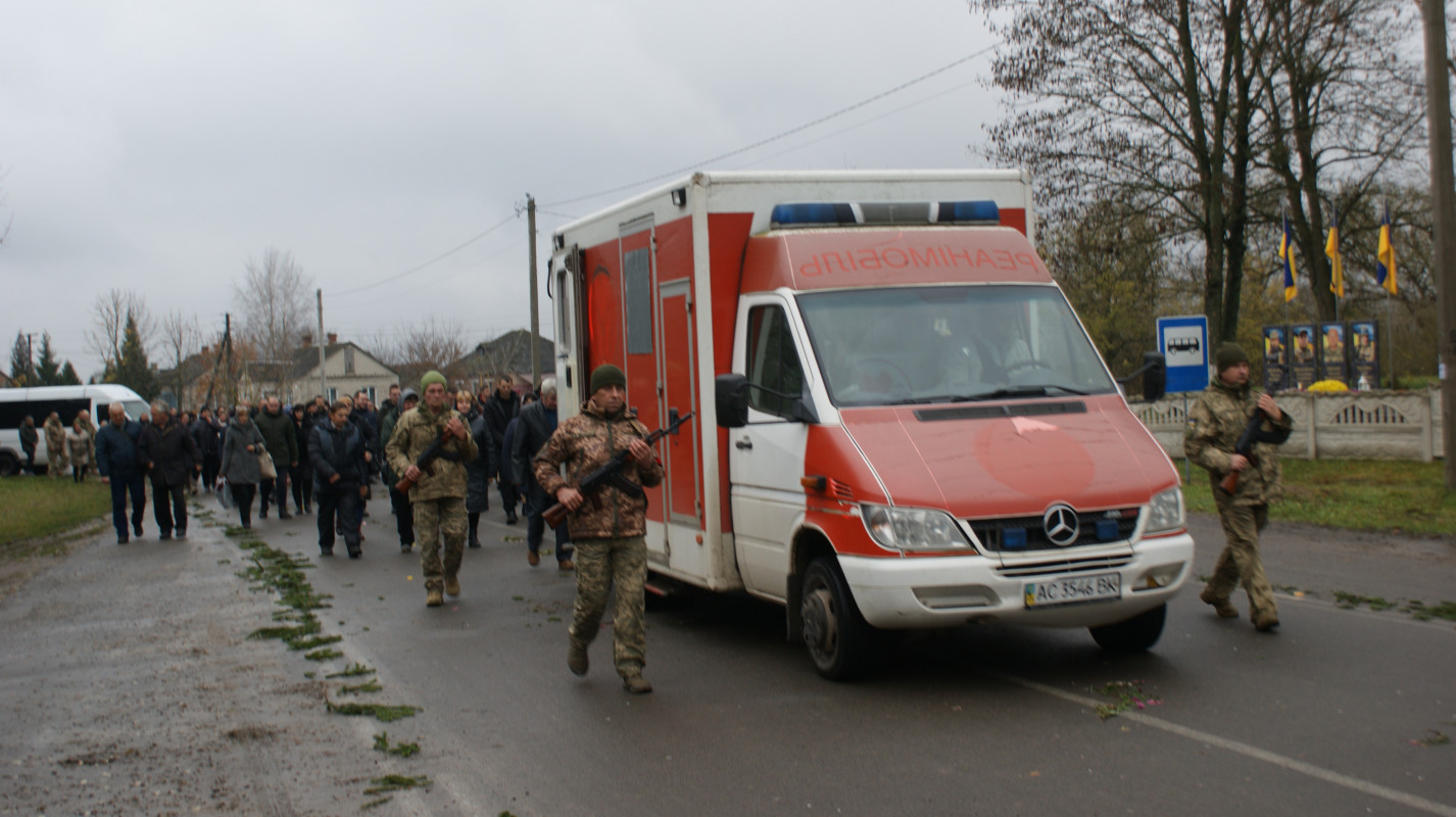 «Встелили всі села квітами, а хлопчика мого немає…»: у громаді на Волині провели в останню дорогу Героя Миколу Загоровця